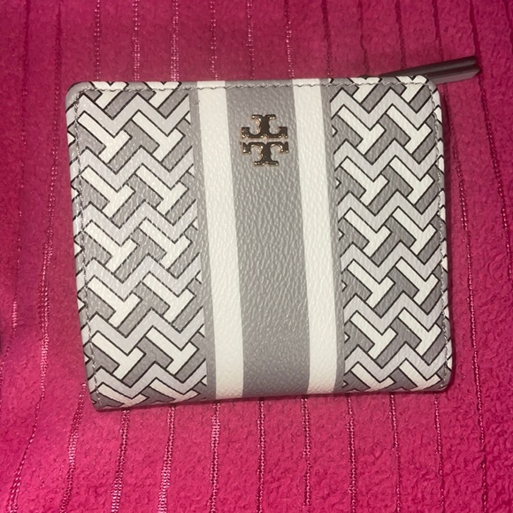 Tory Burch Handbags - Tory Burch Leather Printed compact wallet